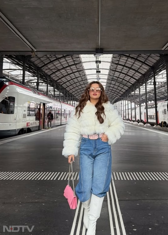 रेलवे स्टेशन की सिमेट्रिकल आर्किटेक्चर के बीच अवनीत का कॉन्फिडेंट वॉक तस्वीर को और भी स्टैंडआउट बनाता है.