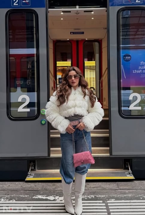 व्हाइट फर जैकेट, ब्लू डेनिम और व्हाइट बूट्स के साथ अवनीत का स्टाइल सर्द मौसम में भी एलिगेंस दिखाता है.