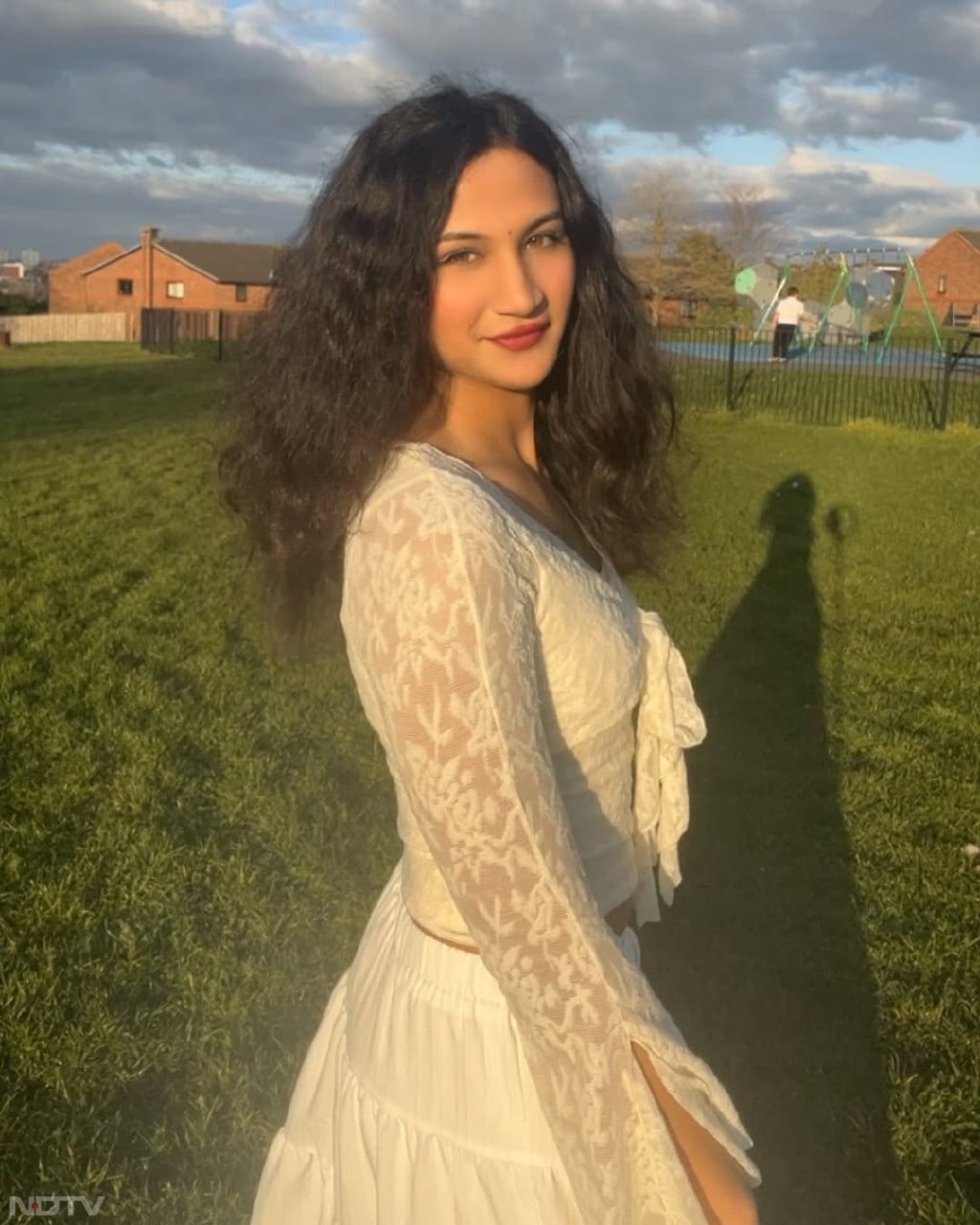 वो पेशे से एक क्रिकेटर रह चुकी हैं. साथ ही वो एक डिजाइनर भी हैं. anayabangar/Instagram