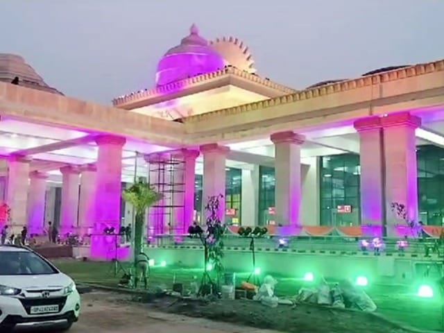 Photo : गुलाबी रोशनी में नहाया अयोध्या धाम रेलवे स्टेशन, पीएम मोदी कल करेंगे उद्घाटन, देखें खूबसूरत तस्‍वीरें