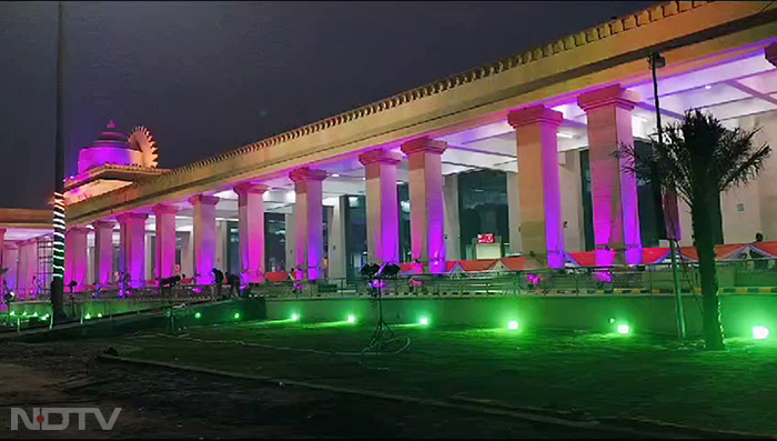 गुलाबी रोशनी में नहाया अयोध्या धाम रेलवे स्टेशन, पीएम मोदी कल करेंगे उद्घाटन