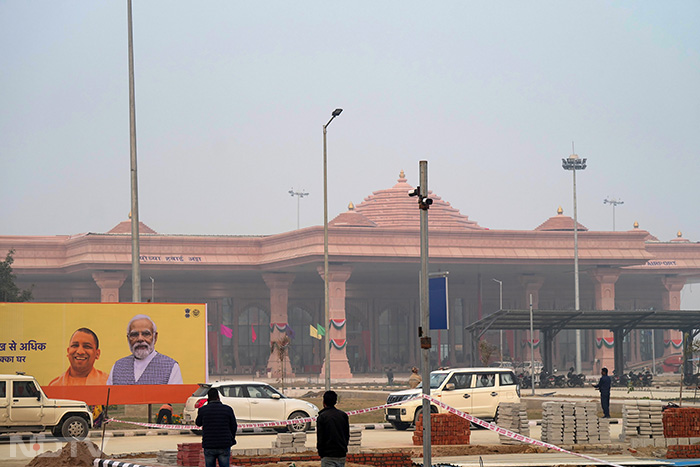 गुलाबी रोशनी में नहाया अयोध्या धाम रेलवे स्टेशन, पीएम मोदी कल करेंगे उद्घाटन