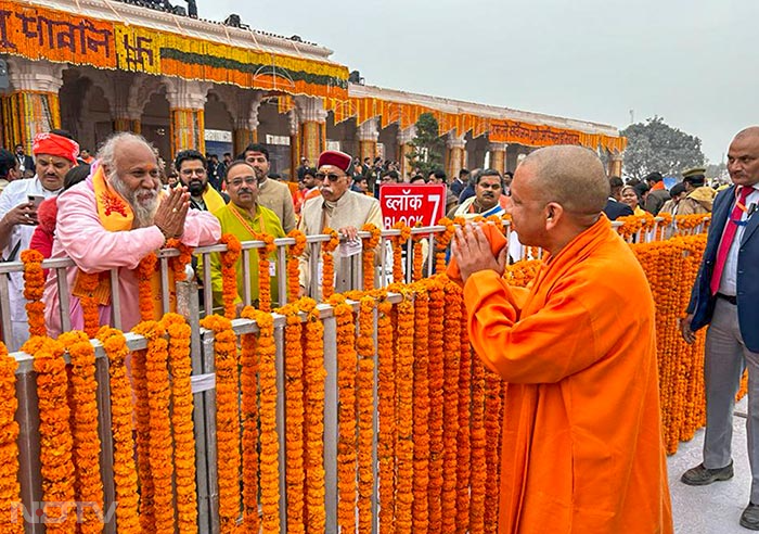 उत्तर प्रदेश के मुख्यमंत्री योगी आदियनाथ अयोध्या में प्राण प्रतिष्ठा समारोह से पहले राम मंदिर पहुंचे. फोटो: पीटीआई