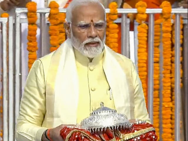 Photo : Ayodhya Ram Mandir Pran Pratishtha: प्राण प्रतिष्‍ठा कार्यक्रम के लिए हाथ में चांदी का छत्र लेकर पहुंचे पीएम मोदी,अन्‍य  राजनेता भी अयोध्‍या पहुंचे