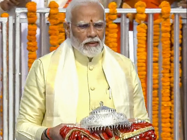 Ayodhya Ram Mandir Pran Pratishtha: प्राण प्रतिष्‍ठा कार्यक्रम के लिए हाथ में चांदी का छत्र लेकर पहुंचे पीएम मोदी,अन्‍य  राजनेता भी अयोध्‍या पहुंचे