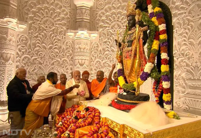 Ayodhya Ram Mandir Pran Pratishtha: अयोध्या के राम मंदिर की प्रतिष्ठा के बाद सोने से सजी रामलला की मूर्ति की पहली तस्वीर आई सामने