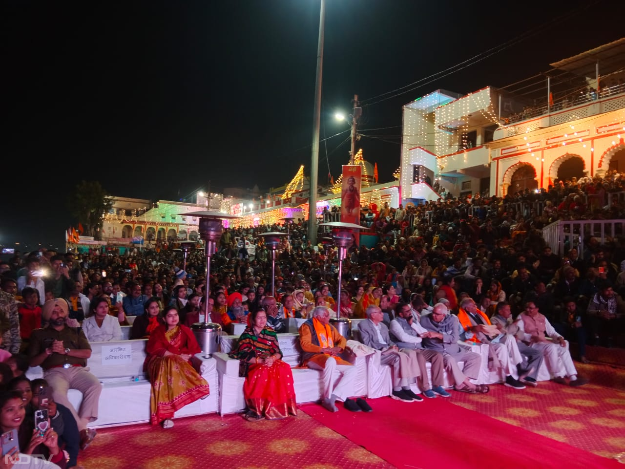 मां नर्मदा की शंखनाद के साथ महाआरती की गई. वहीं दीपोत्सव के बाद नर्मदा तट पर प्रदूषण रहित भव्य आतिशबाजी भी की गई.