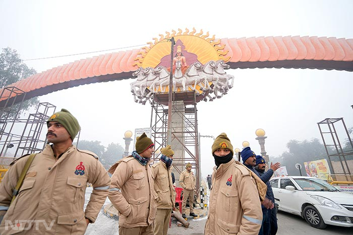 अलग-अलग क्षेत्रों की जानी-मानी हस्तियों को राम मंदिर उद्घाटन का न्योता भेजा गया है. इस कार्यक्रम को लेकर अयोध्या में कड़ी सुरक्षा के इंतजाम किए गए हैं. फोटो: पीटीआई