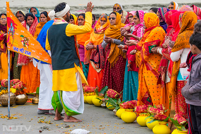 श्री राम नगरी में अयोध्या महानगर की महिलाओं ने सुबह सरयू तट से इस यात्रा का शुभारंभ किया. फोटो: पीटीआई