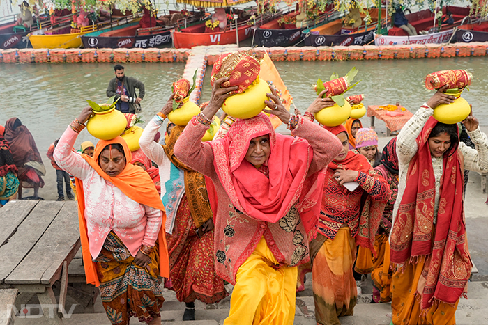 श्री राम की पताका फहराते सिर पर कलश में भरा मां सरयू का जल लेकर महिलाएं राम धुन पर झूमते व भगवान राम की जयकार करते निकली थीं. फोटो: पीटीआई