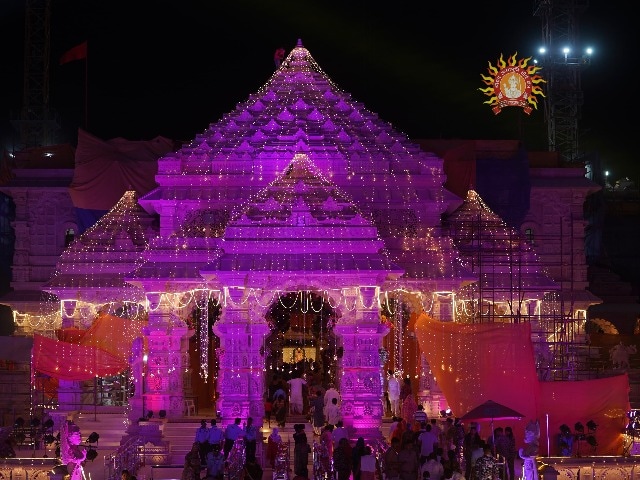 रंग-बिरंगी रोशनी से जगमगा उठा अयोध्‍या राम मंदिर, देखें खूबसूरत तस्‍वीरें