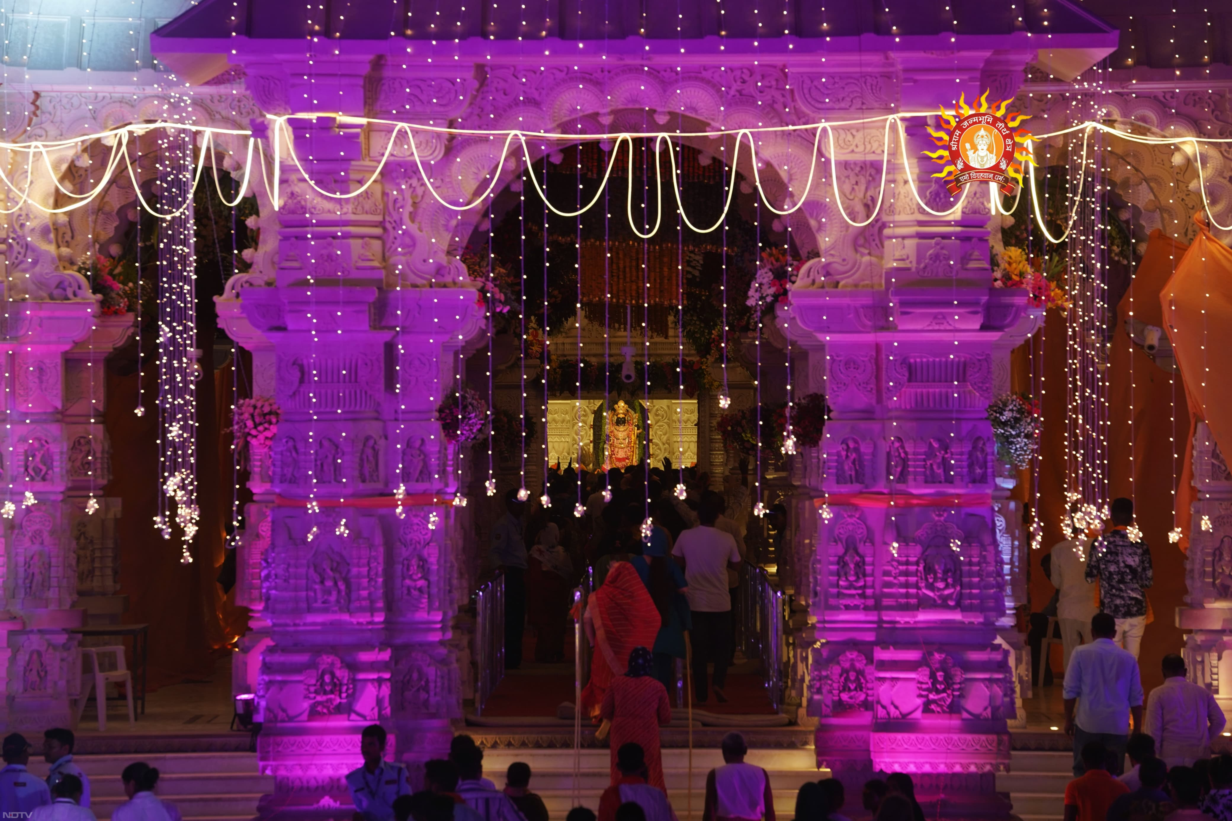 रंग-बिरंगी रोशनी से जगमगा उठा अयोध्‍या राम मंदिर, देखें खूबसूरत तस्‍वीरें