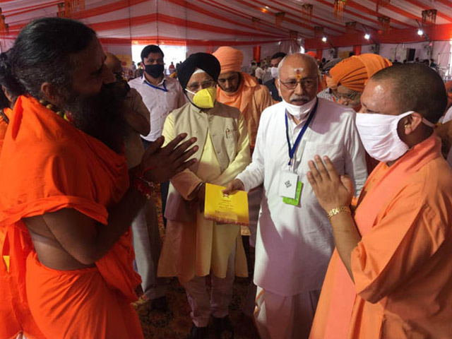 राम जन्म भूमि पूजन: सीएम योगी समेत कई दिग्गजों ने की शिरकत, देखें कौन-कौन पहुंचा राम जन्म भूमि पूजन: सीएम योगी समेत कई दिग्गजों ने की शिरकत, देखें कौन-कौन पहुंचा