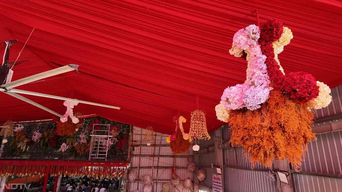 श्रद्धालुओं के लिए 28 किलोमीटर की पदयात्रा मार्ग पर 17 किलोमीटर तक कारपेट बिछाया गया है, जगह-जगह जलपान की व्यवस्था भी रहेगी.