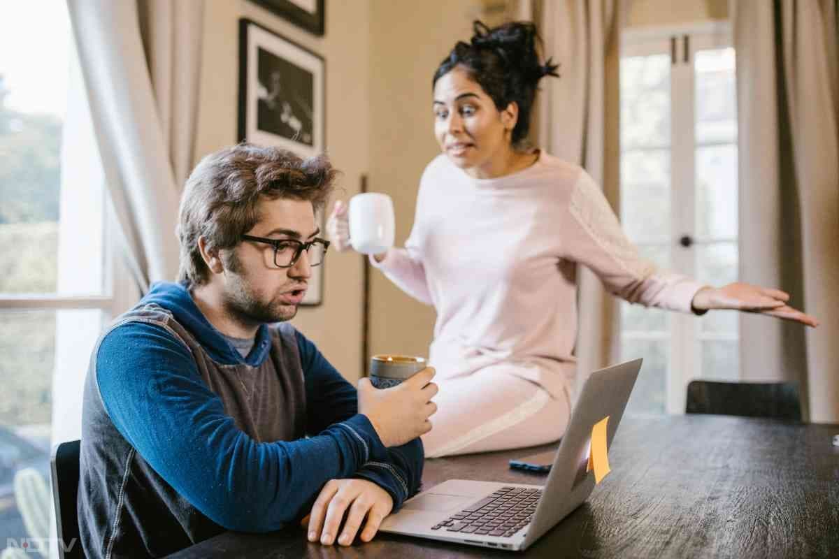 पार्टनर की बात सुनना और समझना जरूरी होता है और अगर पार्टनर किसी दिक्कत पर बात करना चाहता है तो उसकी भावनाओं को दबाना सही नहीं है.