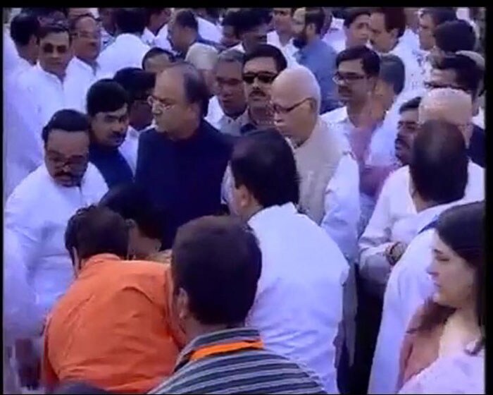 Big B, Anil Ambani at Thackeray funeral