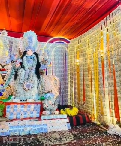 बालेश्वर नवयुवक मंडल द्वारा 51 लाख 51 हजार 551 रुपये के नोटों से माता रानी और दरबार को सजाया गया है.