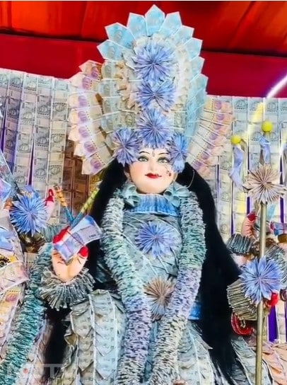 यहां माता रानी के श्रृंगार में 50 रुपये ,100 रुपये, 200 रुपये और 500 रुपये तक के नोटों का इस्‍तेमाल किया गया है.