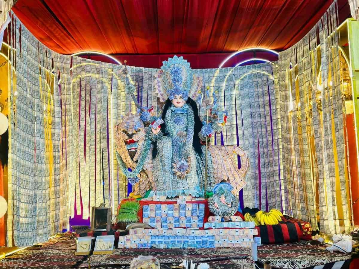 बालेश्वरी नवयुवक मंडल के पदाधिकारियों ने बताया कि पिछले 3 सालों से माता रानी का नोटों से श्रृंगार किया जा रहा है.