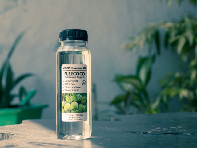 बालों में नारियल तेल लगाने के फायदे