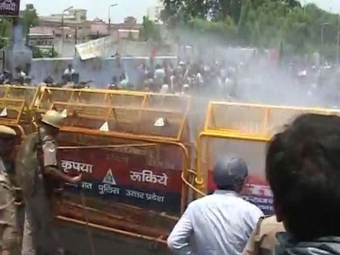 Badaun Gang-Rape Case: Water Cannons Used on Protesters Outside Akhilesh Yadav\'s Office