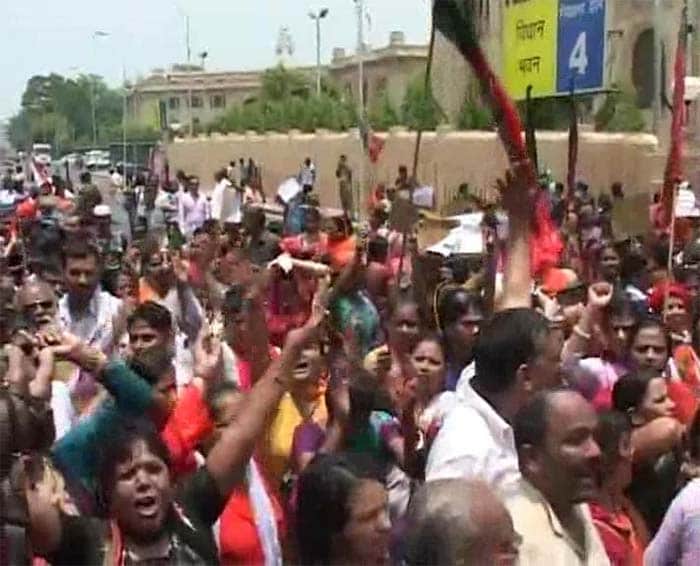 Badaun Gang-Rape Case: Water Cannons Used on Protesters Outside Akhilesh Yadav\'s Office