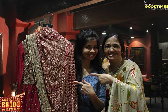 Sumanjeet and her mother visibly excited to see the stunning Sabyasachi outfit.