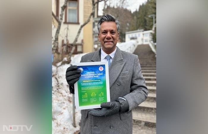 NDTV's Vishnu Som takes the Banega Swasth pledge at Davos 2025