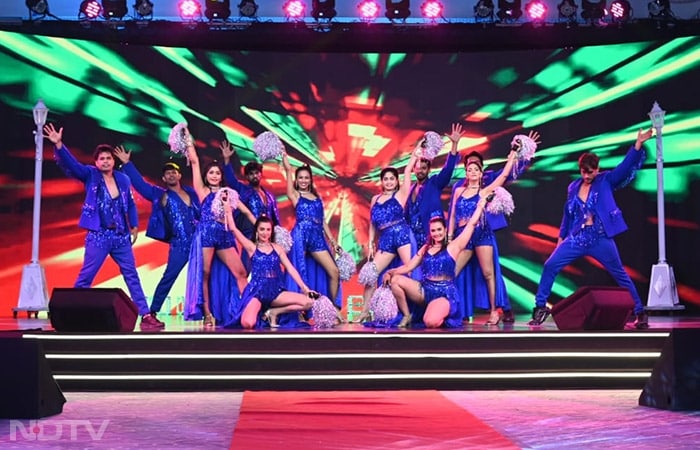 Power-packed performance by Dharmesh's Dance Troop. The stage was on fire. If was a mix of Bollywood and other urban dance forms.