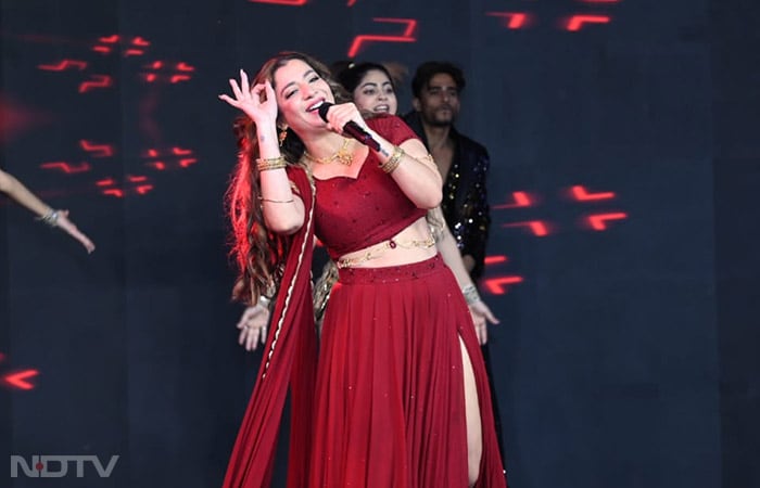 Singer Jasmine Sandals steals the show by singing multiple songs of her own creating a lively and energetic atmosphere at the launch of Dettol Banega Swasth India Season 12.