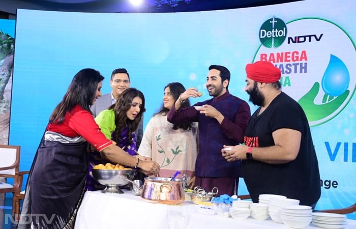 Ayushmann Khurana eating healthy and hygienic gol gappa's by Gurpreet Singh aka Mister Tikkoo at the launch of Dettol Banega Swasth India Season 12.