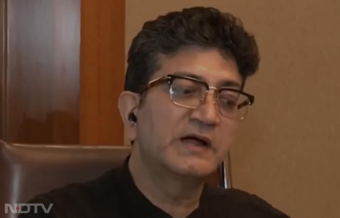 Lyricist and writer Prasoon Joshi shares his thoughts during the launch of Dettol Banega Swasth India Season 12, "This time, the campaign has launched the #IAmTheChange initiative. This will go a very long way in bringing about change."