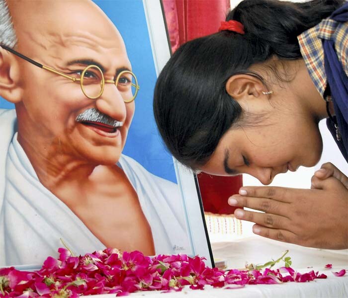 <strong>Father of the Nation:</strong> A school student pays tributes to Mahatma Gandhi on his birth anniversary in Bikaner. <em>(PTI)</em>