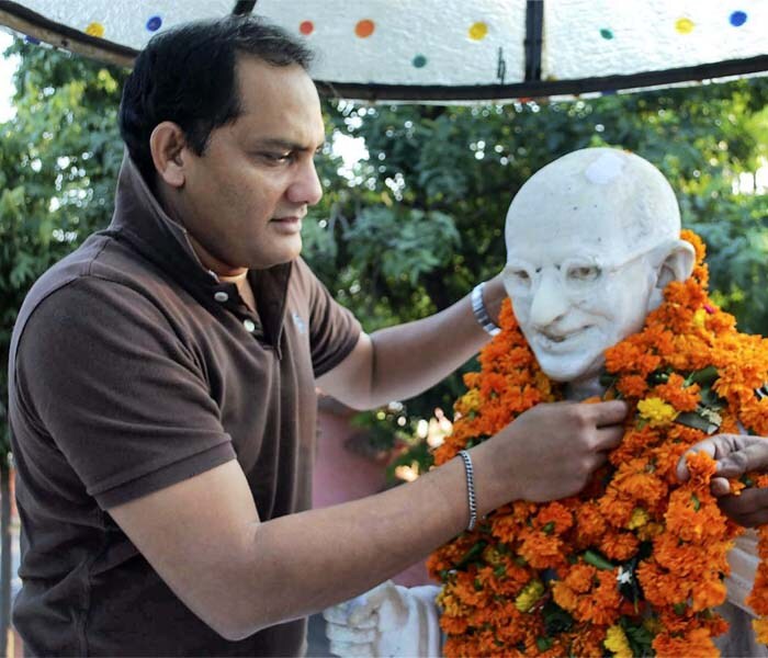 <strong>Garlands for Gandhi<em>ji</em>:</strong> Congress MP Mohammed Azharuddin pays tributes to Mahatma Gandhi on his birth anniversary in Moradabad. <em>(PTI)</em>