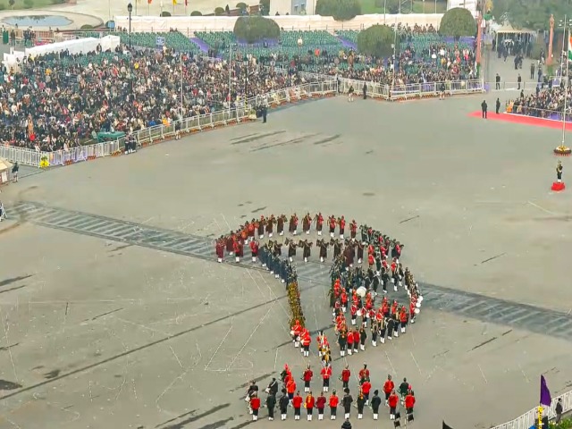 तस्वीरों में देखें बीटिंग रिट्रीट का जज्बा... वंदे मातरम के 150 साल पूरे होने पर रायसीना हिल्स पर बिखरी अनूठी छटा