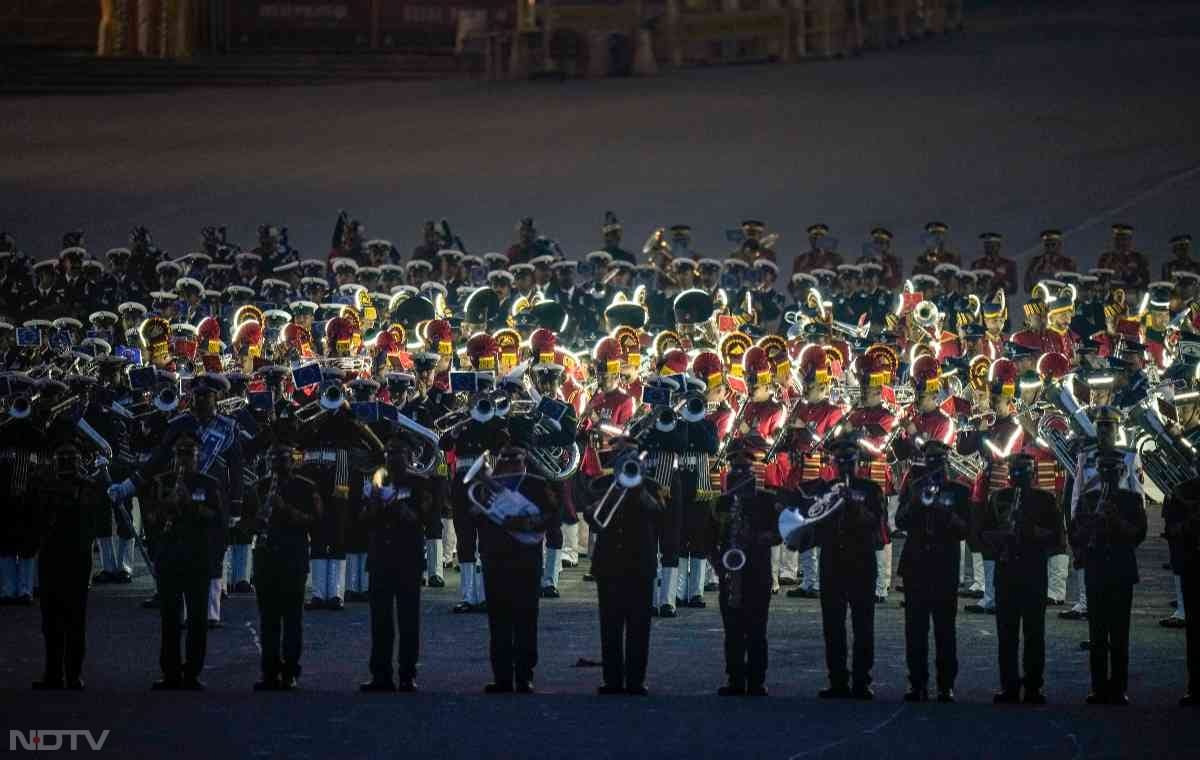 तस्वीरों में देखें बीटिंग रिट्रीट का जज्बा... वंदे मातरम के 150 साल पूरे होने पर रायसीना हिल्स पर बिखरी अनूठी छटा