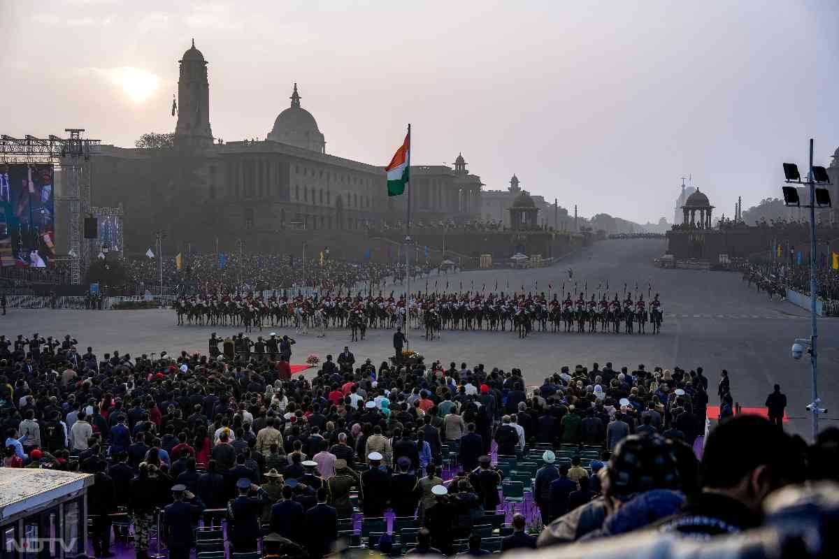तस्वीरों में देखें बीटिंग रिट्रीट का जज्बा... वंदे मातरम के 150 साल पूरे होने पर रायसीना हिल्स पर बिखरी अनूठी छटा