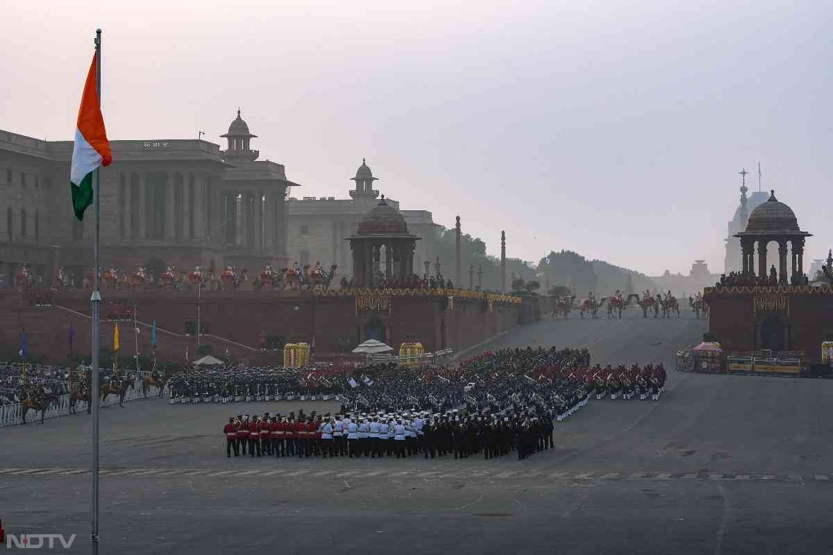 तस्वीरों में देखें बीटिंग रिट्रीट का जज्बा... वंदे मातरम के 150 साल पूरे होने पर रायसीना हिल्स पर बिखरी अनूठी छटा