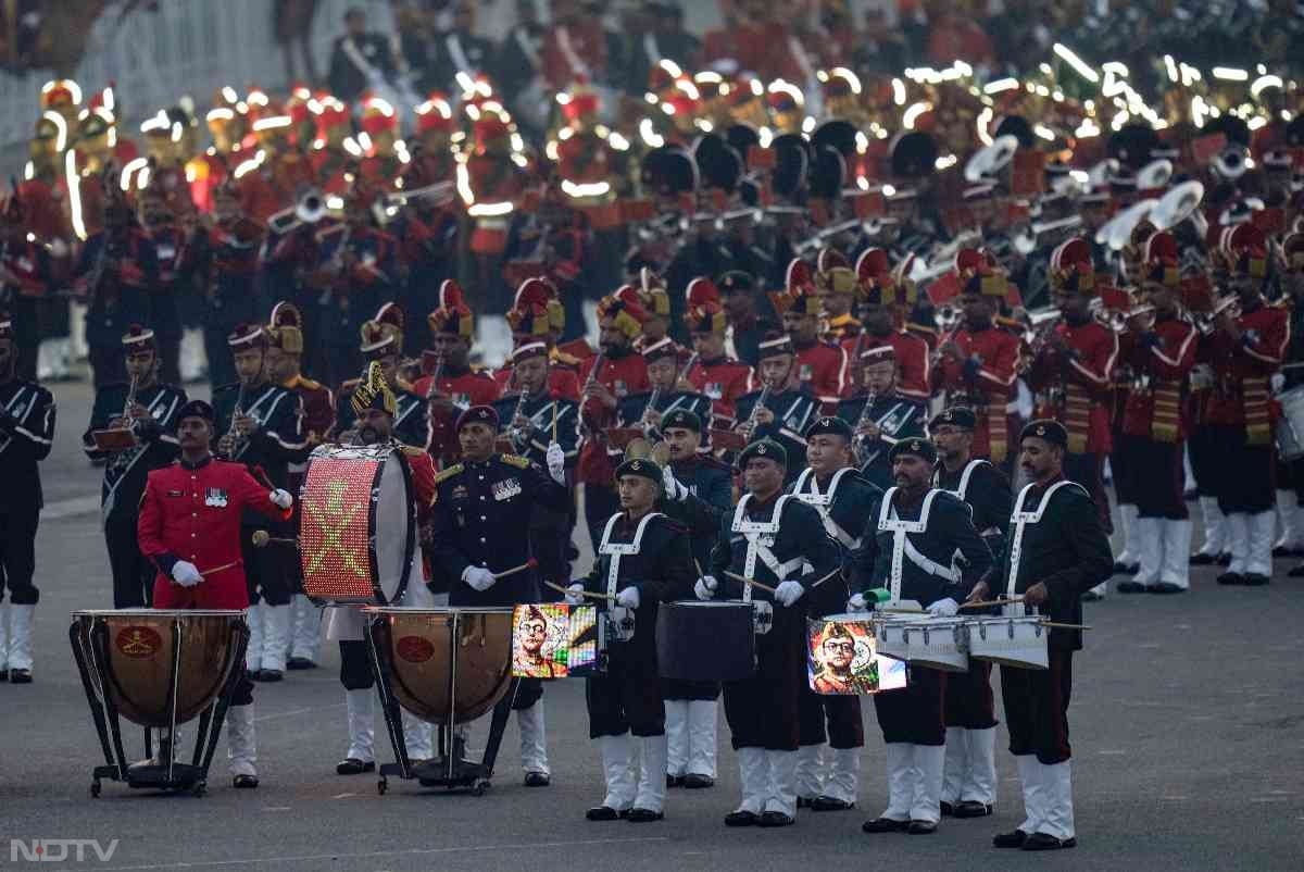 तस्वीरों में देखें बीटिंग रिट्रीट का जज्बा... वंदे मातरम के 150 साल पूरे होने पर रायसीना हिल्स पर बिखरी अनूठी छटा