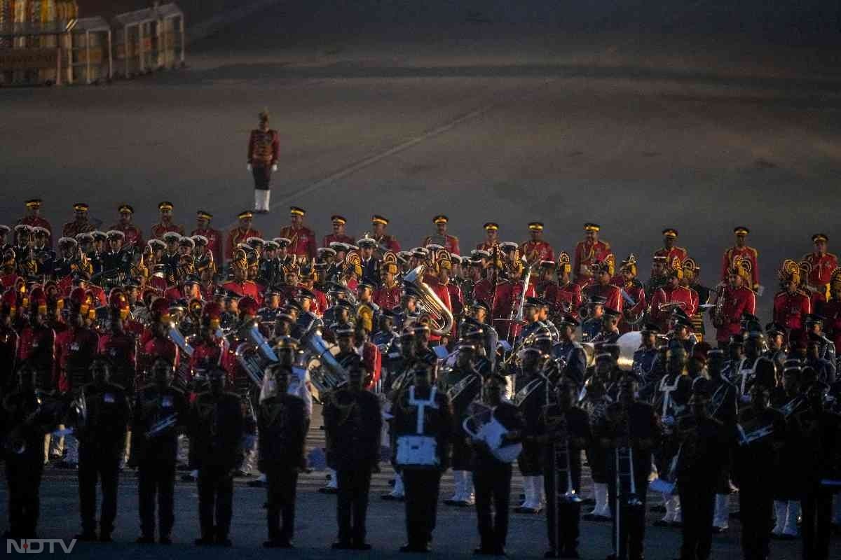 तस्वीरों में देखें बीटिंग रिट्रीट का जज्बा... वंदे मातरम के 150 साल पूरे होने पर रायसीना हिल्स पर बिखरी अनूठी छटा