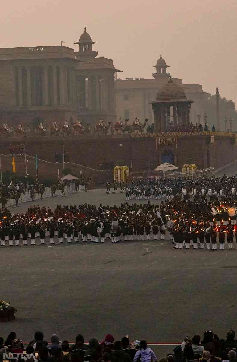 तस्वीरों में देखें बीटिंग रिट्रीट का जज्बा... वंदे मातरम के 150 साल पूरे होने पर रायसीना हिल्स पर बिखरी अनूठी छटा