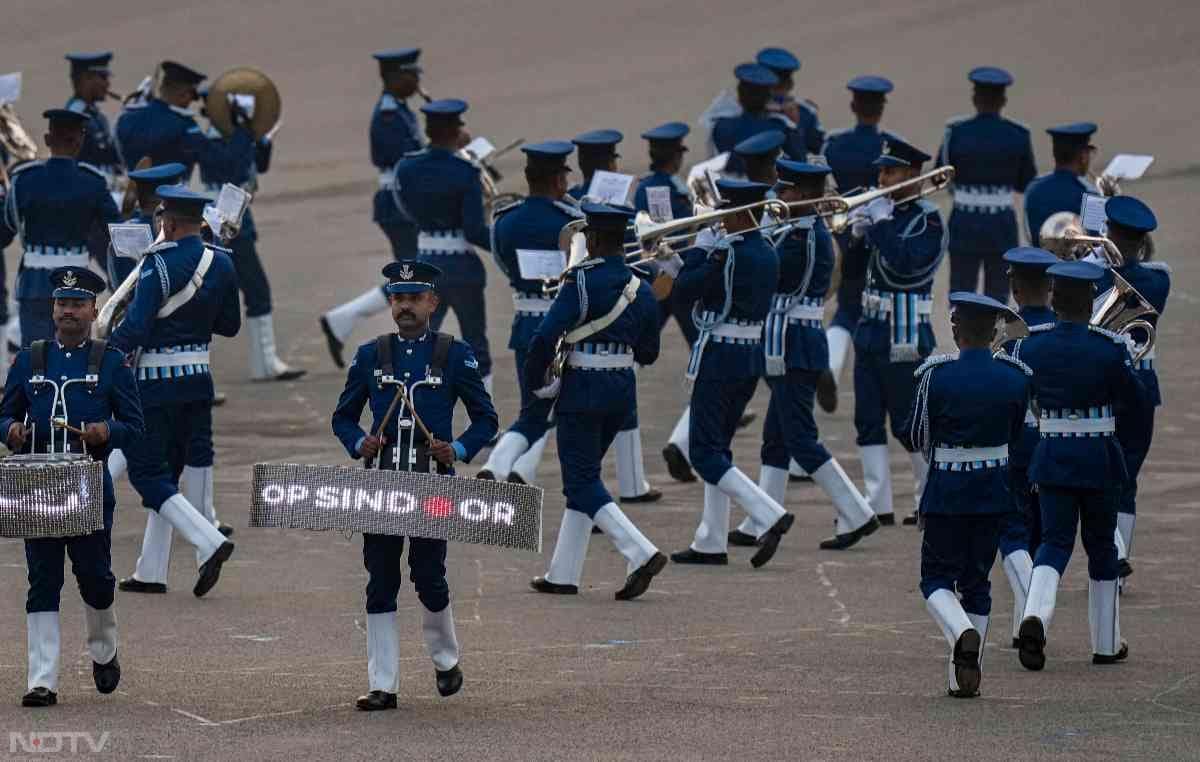 तस्वीरों में देखें बीटिंग रिट्रीट का जज्बा... वंदे मातरम के 150 साल पूरे होने पर रायसीना हिल्स पर बिखरी अनूठी छटा