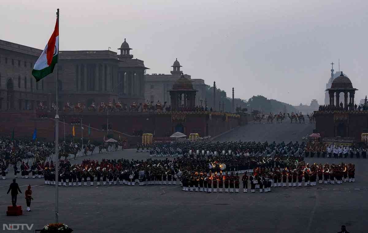 तस्वीरों में देखें बीटिंग रिट्रीट का जज्बा... वंदे मातरम के 150 साल पूरे होने पर रायसीना हिल्स पर बिखरी अनूठी छटा