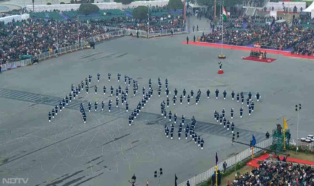 तस्वीरों में देखें बीटिंग रिट्रीट का जज्बा... वंदे मातरम के 150 साल पूरे होने पर रायसीना हिल्स पर बिखरी अनूठी छटा