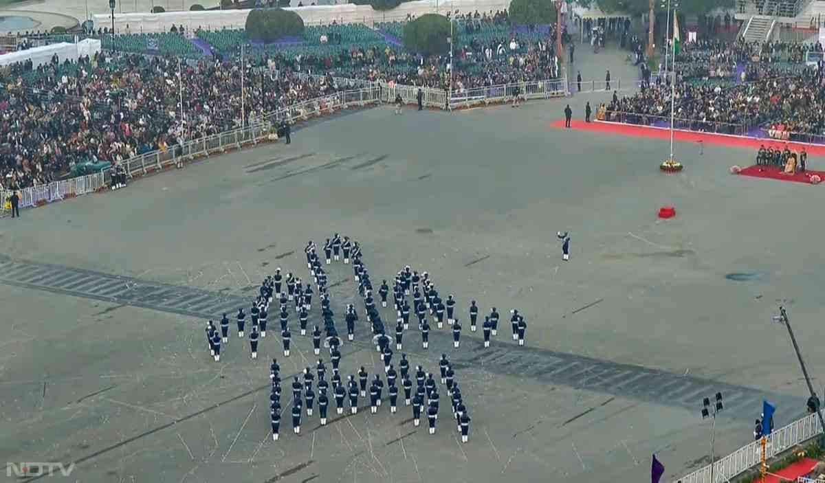 तस्वीरों में देखें बीटिंग रिट्रीट का जज्बा... वंदे मातरम के 150 साल पूरे होने पर रायसीना हिल्स पर बिखरी अनूठी छटा