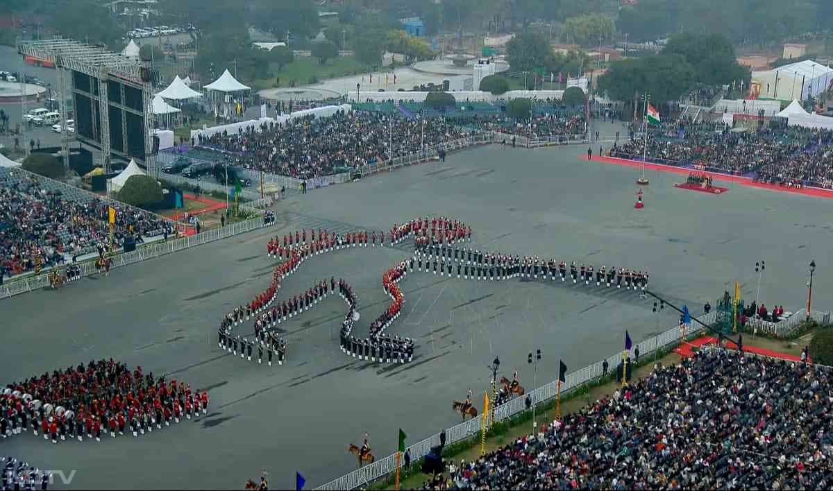 तस्वीरों में देखें बीटिंग रिट्रीट का जज्बा... वंदे मातरम के 150 साल पूरे होने पर रायसीना हिल्स पर बिखरी अनूठी छटा