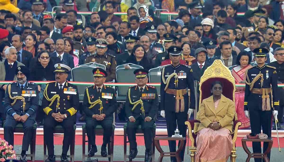 तस्वीरों में देखें बीटिंग रिट्रीट का जज्बा... वंदे मातरम के 150 साल पूरे होने पर रायसीना हिल्स पर बिखरी अनूठी छटा