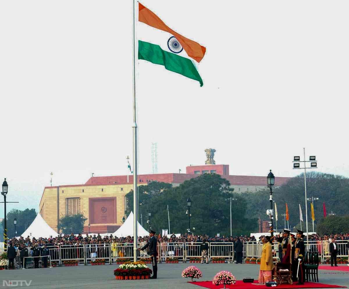 तस्वीरों में देखें बीटिंग रिट्रीट का जज्बा... वंदे मातरम के 150 साल पूरे होने पर रायसीना हिल्स पर बिखरी अनूठी छटा