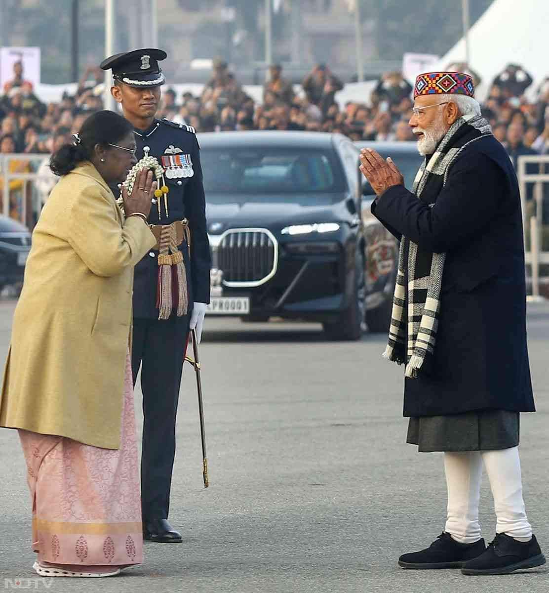 तस्वीरों में देखें बीटिंग रिट्रीट का जज्बा... वंदे मातरम के 150 साल पूरे होने पर रायसीना हिल्स पर बिखरी अनूठी छटा