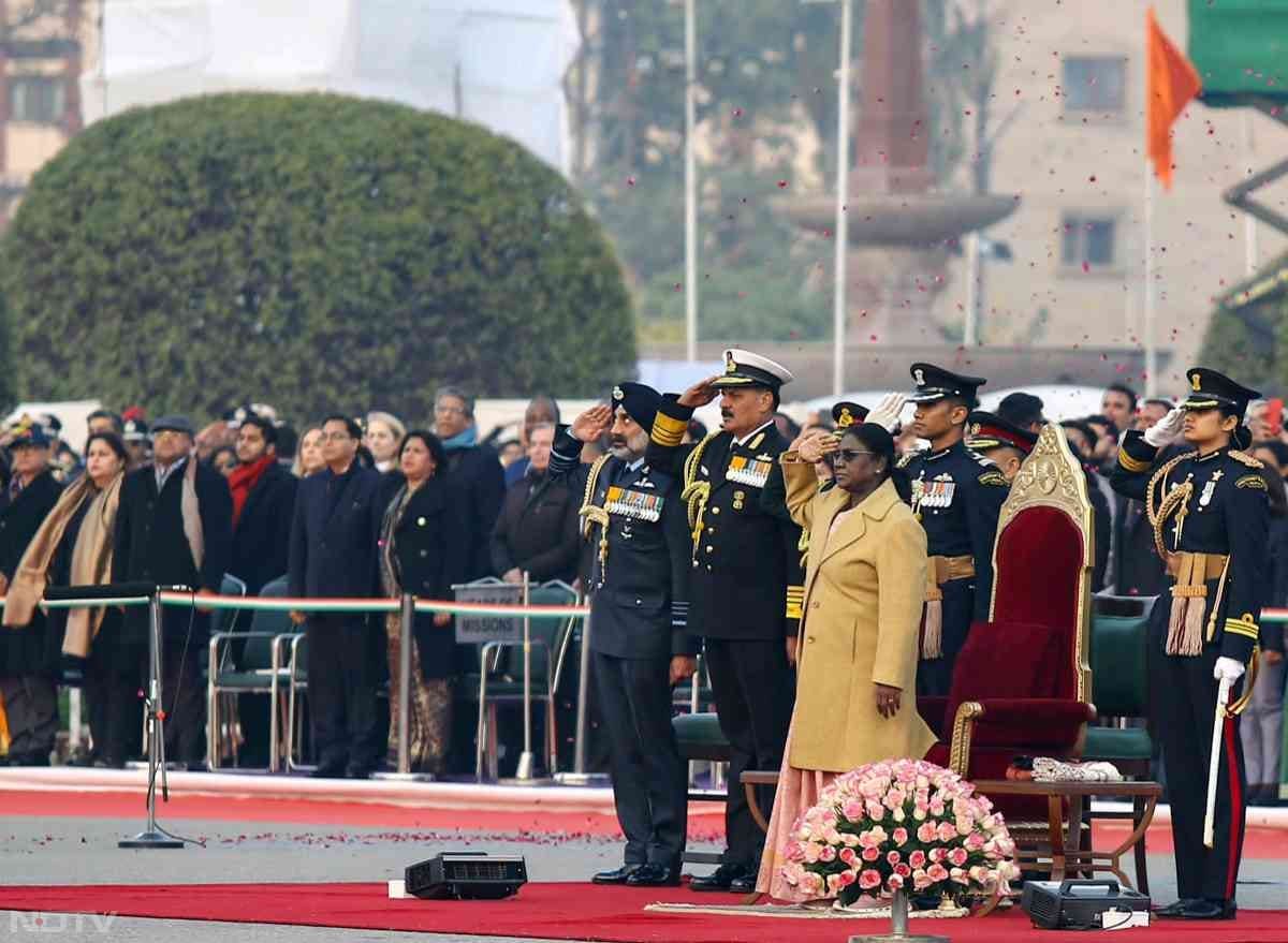 तस्वीरों में देखें बीटिंग रिट्रीट का जज्बा... वंदे मातरम के 150 साल पूरे होने पर रायसीना हिल्स पर बिखरी अनूठी छटा